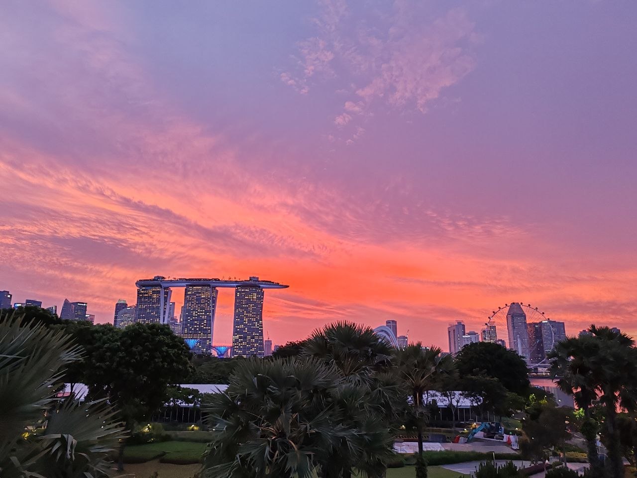 Marina Bay Sands и Singapore Flyer — синий час над заливом